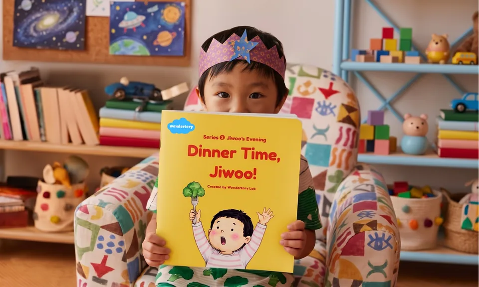 원더토리 Dinner Time 동화책을 들고 있는 아이